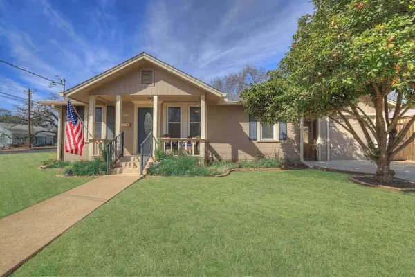 Photo 1 - OSH Walk to Main St