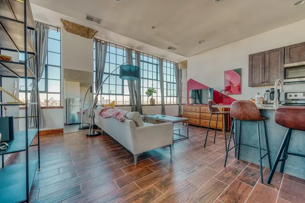 Photo 1 - Sosuite 2BR Penthouse w Balcony W D Gym