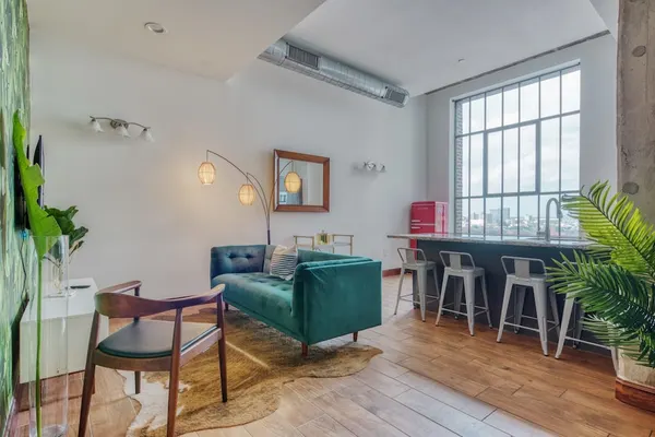 Photo 1 - Sosuite 2BR Penthouse w W D Gym On-site Bar