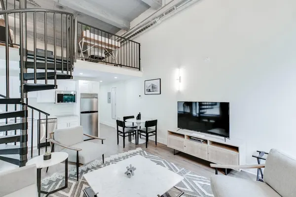 Photo 1 - Sosuite 1BR Corner Loft w Park View Gym Lounge