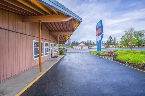 Photo 1 - Royal Gateway Motel By OYO