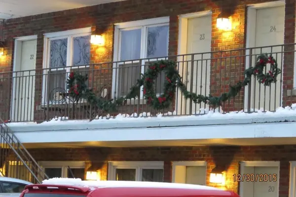 Photo 1 - GATEWAY INN