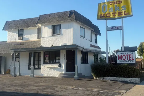 Photo 1 - The Oaks Motel