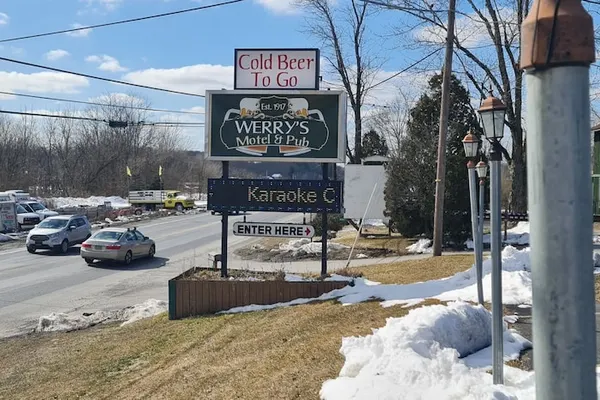 Photo 1 - Werry'S Cottages Motel & Pub By OYO East Stroudsburg Poconos