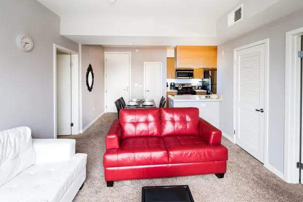 Photo 1 - 2 Bedroom Classic Furnished Apartments Walking Distance From Hollywood Attractions