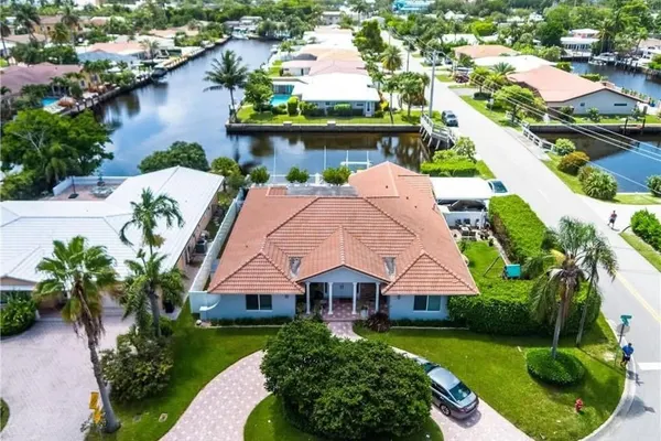 Photo 1 - Luxe 4BR Waterfront w Htd Pool 5min to Beach