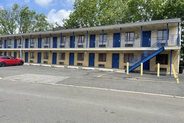 Photo 1 - Budget Inn - Elizabeth, NJ