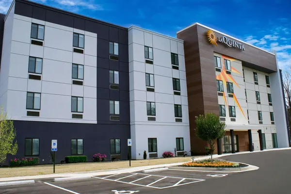 Photo 1 - La Quinta Inn & Suites by Wyndham Memphis East