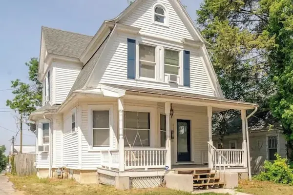 Photo 1 - The Carew House Sleeps 10 Fenced 4BR Full Kitchen Steps2 YCP