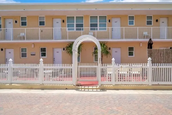 Photo 1 - Beach Escape Corner Apartment