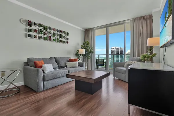 Photo 1 - Spectacular Bay View 1bd 2baths in Grove