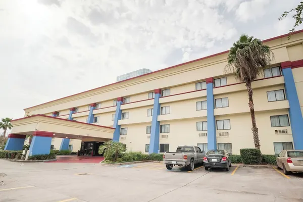 Photo 1 - OYO Townhouse Houston Airport North