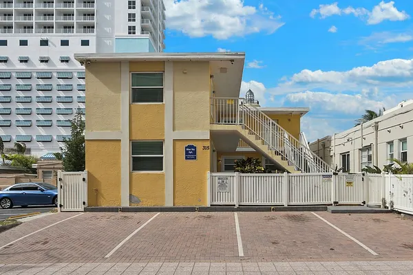 Photo 1 - ULTRA Modern Apt by the Beach