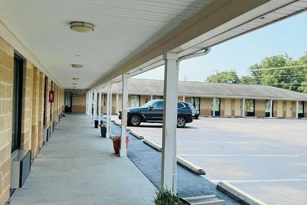 Photo 1 - EXECUTIVE INN