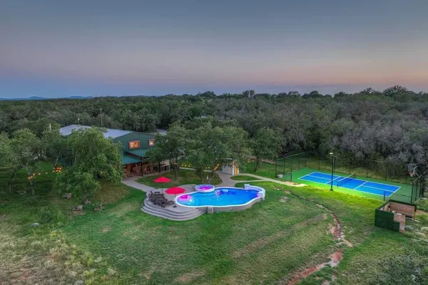 Photo 1 - Oakridge Ranch: Pool + Hot-tub, Pickleball Court, Whiskey & Wine Room