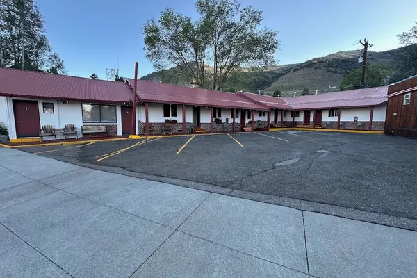 Photo 1 - Lee Vining Motel