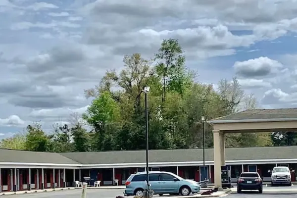 Photo 1 - Lake Seminole Inn By Belvilla Marianna Hwy 90