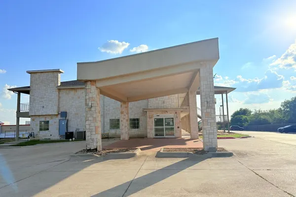 Photo 1 - Westwood Inn by OYO Gonzales TX