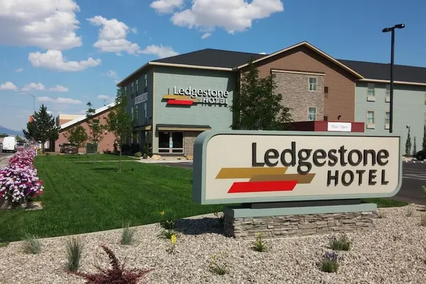 Photo 1 - Ledgestone Suites Hotel Vernal