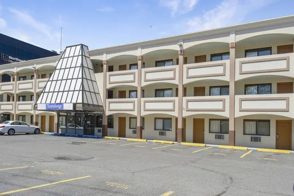 Photo 1 - Travelodge by Wyndham Manhasset