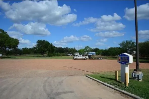 Photo 1 - Hotel O Executive Inn & Suites Cuero Hwy 87