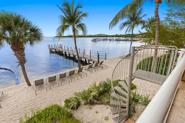 Photo 1 - Ocean Front 1BR Suite With Direct Beach Access