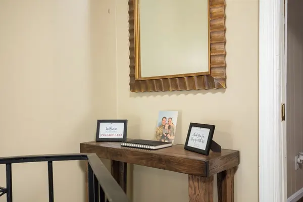 Photo 1 - 6 BR20 Mins to Downtown Pool Maison