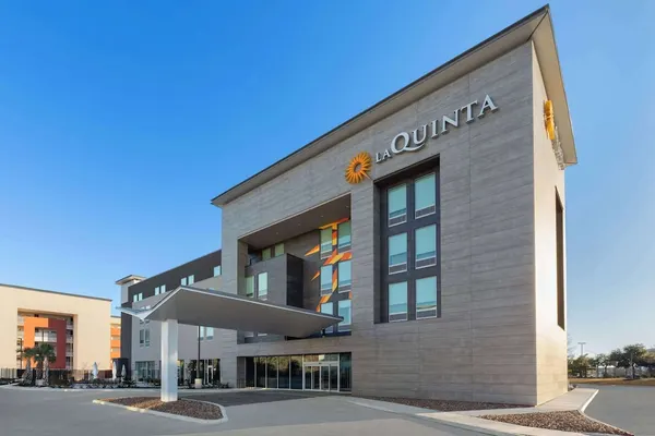 Photo 1 - La Quinta Inn & Suites By Wyndham San Antonio At The Rim
