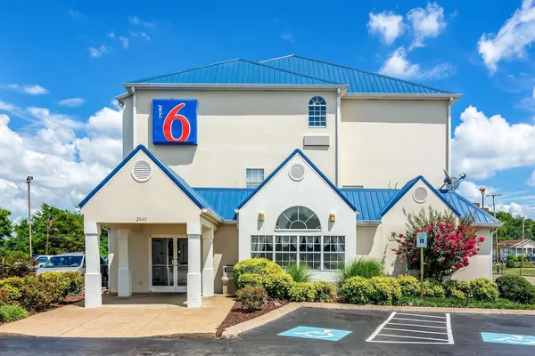 Photo 1 - Motel 6 Chattanooga, TN - Downtown