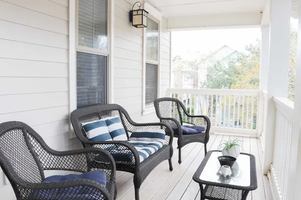 Photo 1 - 5 Mins to Beach, Shared Pool, Covered Deck, Bikes Heron Cottage by Avantstay