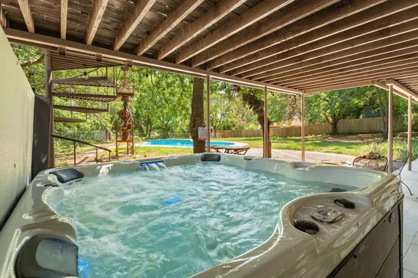 Photo 1 - Spacious Family Home w Pool Hot Tub Large Yard