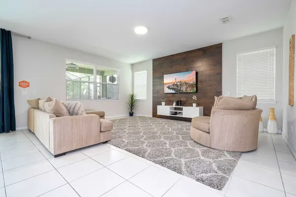 Photo 1 - Beautiful 5 Bed Home in Solara With Private Pool