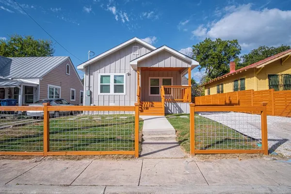 Photo 1 - Lovely & Charming 4br/2.5ba Near Downtown's Prime