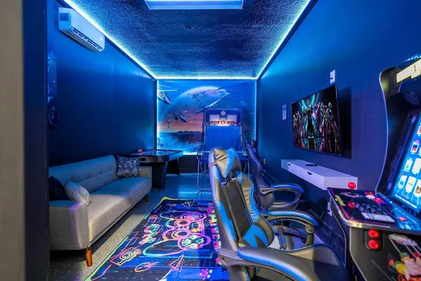 Photo 1 - Home 6bed Themed Rooms Game Room Storey Lake