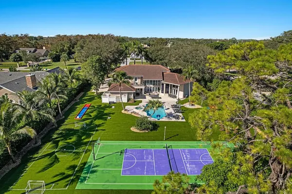 Photo 1 - Luxurious 6-Bedroom Villa with Pool & Games
