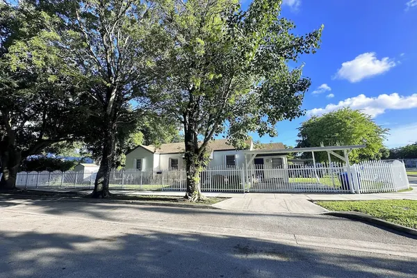 Photo 1 - Charming House with Free Parking