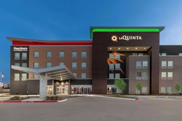 Photo 1 - La Quinta Inn & Suites by Wyndham DeSoto
