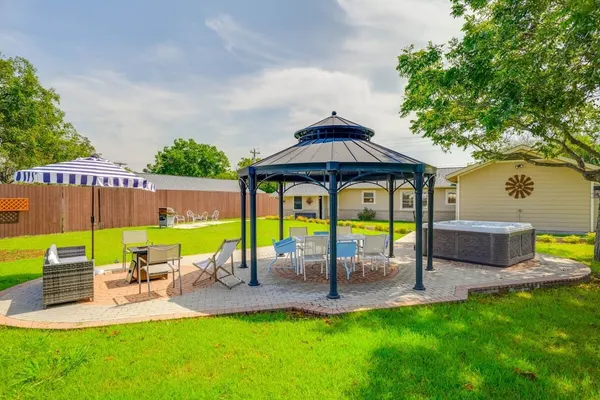 Photo 1 - 5 2 two Kings hot tub Firepit 16min to Wine Trail Nearby Pickleball Courts Pool
