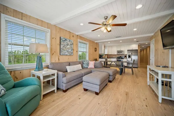 Photo 1 - Don t Worry Beach House 3 2 2 Blocks to Beach