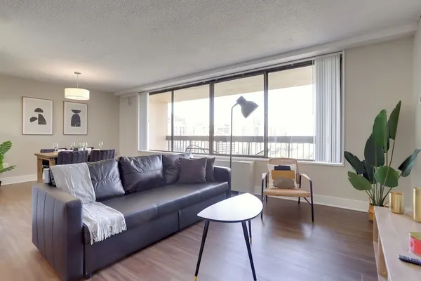Photo 1 - Crystal City Modern Apt w Gym