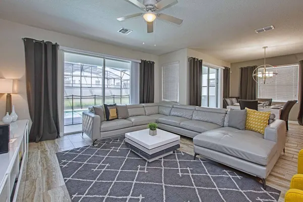 Photo 1 - Spacious 6 Bed Home With Pool in Prime Storey Lake