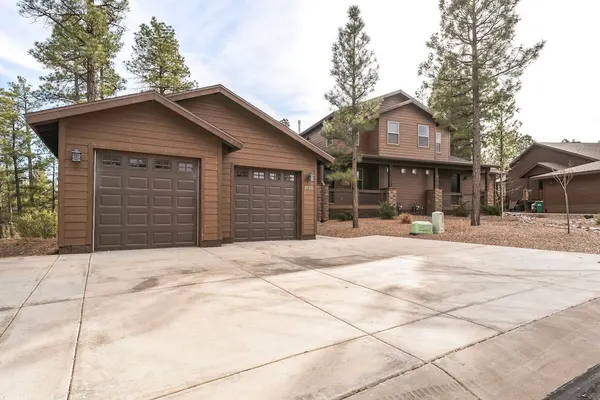 Photo 1 - Scenic Golf Retreat With Modern Comforts & Fireplace 4 Bedroom Townhouse