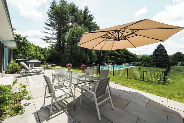 Photo 1 - Charming 6 Bdrm Countryside Stay