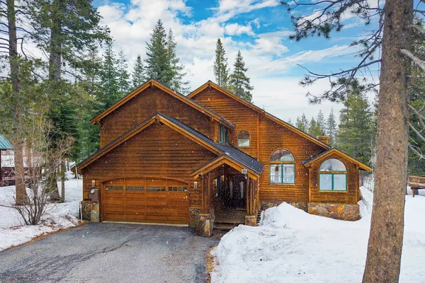 Photo 1 - 10mins to Lake & Town Deck, Ping Pong, Pool Table Donner Ridge by Avantstay