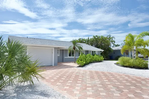 Photo 1 - Palmview Paradise