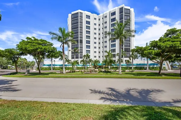 Photo 1 - Waterside Penthouse #3h1