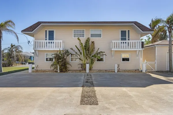 Photo 1 - 21591/3 Waterfront Duplex With Pool And Spa - Manor 4 Bedroom Home