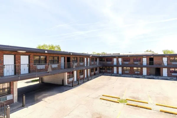 Photo 1 - Admiral Motel By Oyo Chicago I-94