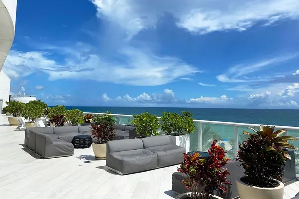 Photo 1 - 5-star Condo at The W Residences 1BR by Oneluxstay