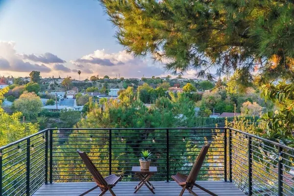Photo 1 - Stunning LA Luxury Retreat: Ideal for Work or Play